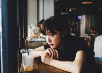 Cuộc sống quá khó khăn, lương không đủ trả tiền thuê nhà, GenZ cắt giảm ngay chuyện hẹn hò, chọn cách “một mình nằm im mà thở”