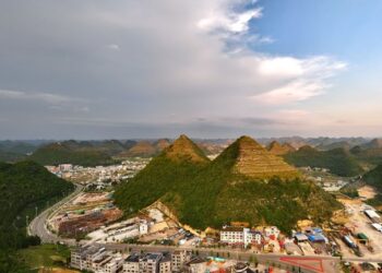 Những ngọn núi hình kim tự tháp của Trung Quốc làm dấy lên vô số thuyết âm mưu!