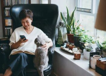 Tôi 67 tuổi, đưa tất cả khoản lương hưu 21 triệu đồng/tháng cho con trai, tới khi vào viện thăm bạn ốm tôi tỉnh ngộ, bèn lấy lại thẻ lương: Thái độ của con trai gây sốc!