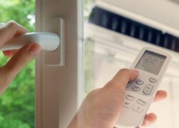 Khi bật điều hòa có nên đóng chặt cửa ra vào và cửa sổ không?
