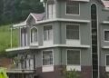 Chủ nhân của căn biệt thự 4 tầng luôn đóng kín cửa, chỉ sáng đèn ban đêm tại ngôi làng hẻo lánh bị cảnh sát điều tra: Đường dây phạm tội 50 đối tượng xuyên biên giới bị phanh phui