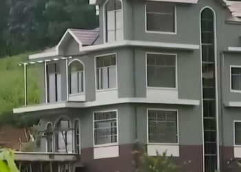 Chủ nhân của căn biệt thự 4 tầng luôn đóng kín cửa, chỉ sáng đèn ban đêm tại ngôi làng hẻo lánh bị cảnh sát điều tra: Đường dây phạm tội 50 đối tượng xuyên biên giới bị phanh phui