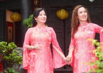 Áo dài khoe sắc ở Việt phủ Thành Chương