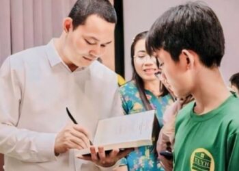Trí tuệ nhân tạo “xâm lấn”, nhiều người đổ xô cho con học robot, thầy giáo nói: Đây mới là ngành học có thể “đấu lại” máy móc