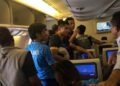 Máy bay chở tuyển thể thao Thái Lan bốc khói, hỏng điều hòa và nhốt hành khách hơn 3 giờ, nhiều người bị sốc nhiệt