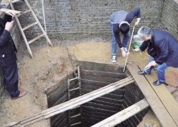 Nghi ngờ giếng cổ 1.500 năm tuổi chứa kho báu, chuyên gia dùng máy bơm hút cạn nước, trục vớt suốt 12 ngày đêm: Hơn 100 bảo vật quốc gia được tìm thấy