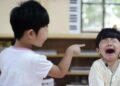 Khi trẻ bị bắt nạt ở trường, cha mẹ đừng chỉ dạy con “nói với giáo viên” mà hãy áp dụng 3 điều này