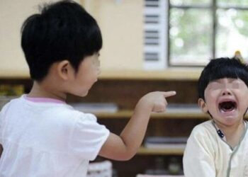 Khi trẻ bị bắt nạt ở trường, cha mẹ đừng chỉ dạy con “nói với giáo viên” mà hãy áp dụng 3 điều này