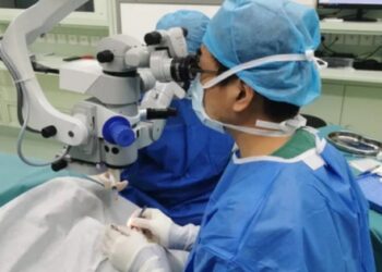 Cô gái 18 tuổi có nguy cơ bị mù do bong võng mạc vì 1 thứ nhiều người dùng mỗi ngày