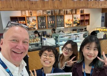 Hiệu trưởng VinUni: “Sau gần 1 năm ngày nào cũng mời cafe sinh viên Việt, tôi thường bị chặn ở hành lang”