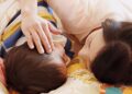 Con trai 12 tuổi vẫn ngủ chung giường với mẹ, mẹ quyết định cho con ngủ riêng sau khi thấy điều này