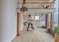 Căn hộ rộng 19m2 được cải tạo thành không gian đủ cho 3 người ở vẫn thoáng mát, thậm chí đón được khách tới chơi