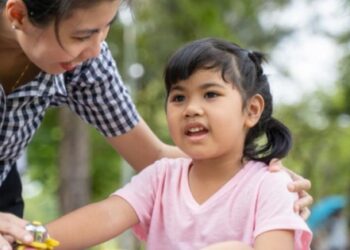 2 kiểu trẻ này dù sóng gió cuộc đời “vùi dập” đến đâu cũng sống khỏe, cha mẹ về già rất yên tâm