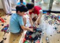 Nhìn chiếc phòng bừa bộn của 2 em bé mê lego đến “tiền đình”, MC nổi tiếng VTV đã làm điều này với con