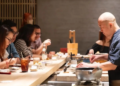 Omakase – Phong cách ăn lạ được Trấn Thành và giới nhà giàu Việt cực ưa chuộng: Không được chọn món, không biết trước giá… nhưng số tiền phải trả gây choáng!