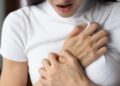 Chỉ cần đứng trước gương và làm 1 việc, chị em sẽ biết liệu ung thư vú có đang “ẩn nấp” trong người hay không