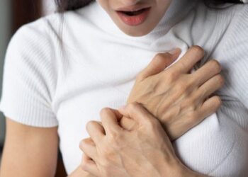 Chỉ cần đứng trước gương và làm 1 việc, chị em sẽ biết liệu ung thư vú có đang “ẩn nấp” trong người hay không