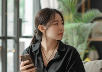 Thằng cháu lên chơi làm vỡ bình hoa 12 triệu, vợ tôi nghĩ ra cách trả đũa nhỏ nhen mà giờ tôi không biết phải tin ai