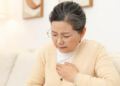 Người phụ nữ 54 tuổi đột ngột tử vong giữa đêm: Bác sĩ cảnh báo không được động vào 2 loại nước trước khi ngủ dù có khát đến mấy