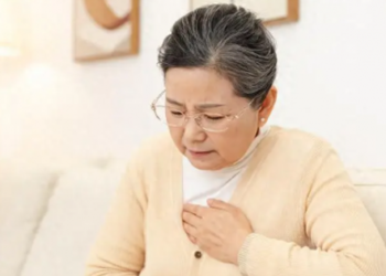 Người phụ nữ 54 tuổi đột ngột tử vong giữa đêm: Bác sĩ cảnh báo không được động vào 2 loại nước trước khi ngủ dù có khát đến mấy