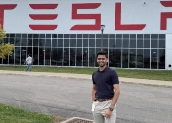Rải 300 đơn xin việc, 500 email trước khi thành kỹ sư Tesla