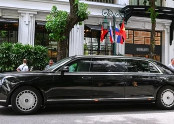 Limousine của Tổng thống Nga trên phố Hà Nội