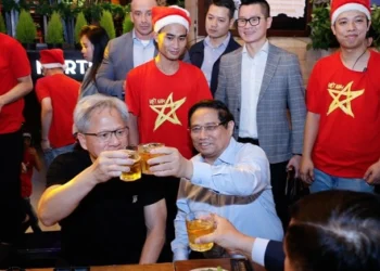 Thủ tướng cùng Chủ tịch Nvidia thăm hồ Gươm, phố cổ, thưởng thức bia Hà Nội