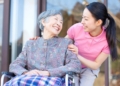 Tôi 57 tuổi, khi bị sốt gọi điện cho con gái thì bị kêu là “phiền quá”: Tôi bật khóc, từ bỏ ý định cho con nhà và 1 tỷ đồng, quyết giữ lại để lo cho mình!