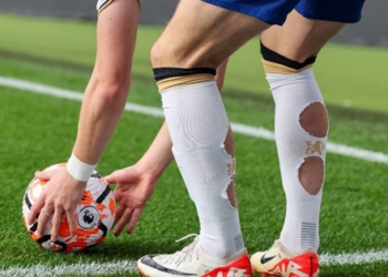 Những chiếc tất khoét lỗ kỳ lạ của cầu thủ Anh ở Euro 2024: Xu hướng thời trang hay có bí mật đằng sau?