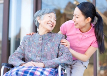 Tôi 57 tuổi, khi bị sốt gọi điện cho con gái thì bị kêu là “phiền quá”: Tôi bật khóc, từ bỏ ý định cho con nhà và 1 tỷ đồng, quyết giữ lại để lo cho mình!