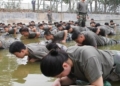 “Tuần địa ngục” ở công ty sản xuất mì ăn liền: Huấn luyện nhân viên mới khắc nghiệt, tập xin đồ ăn từ người lạ, vác túi nặng hành quân 60km giữa trời nắng