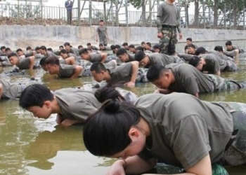 “Tuần địa ngục” ở công ty sản xuất mì ăn liền: Huấn luyện nhân viên mới khắc nghiệt, tập xin đồ ăn từ người lạ, vác túi nặng hành quân 60km giữa trời nắng