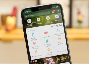 Màn đối đầu giữa ví điện tử, QR code và app ngân hàng