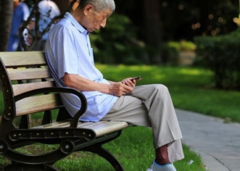 72 tuổi, tôi từng chê con cả kém cỏi, tự hào khi con út thành đạt, hay biếu tiền: đến khi ốm nặng mới hối hận 1 điều, may còn chưa muộn