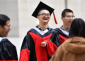Nam sinh thi ĐH điểm cực thấp, mẹ đến trường top xin học lại được hiệu trưởng nhận ngay, còn khen ngợi “tài năng phi thường”